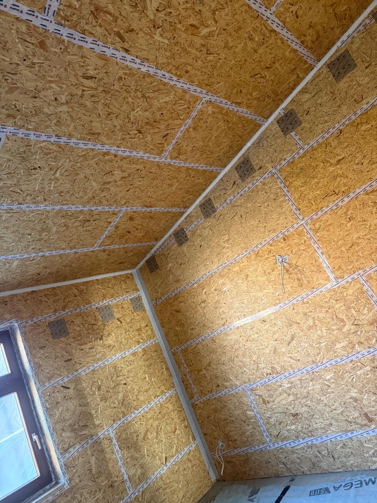 Innenausbau mit OSB-Platten an Wänden und Decke, abgeklebte Plattenstöße