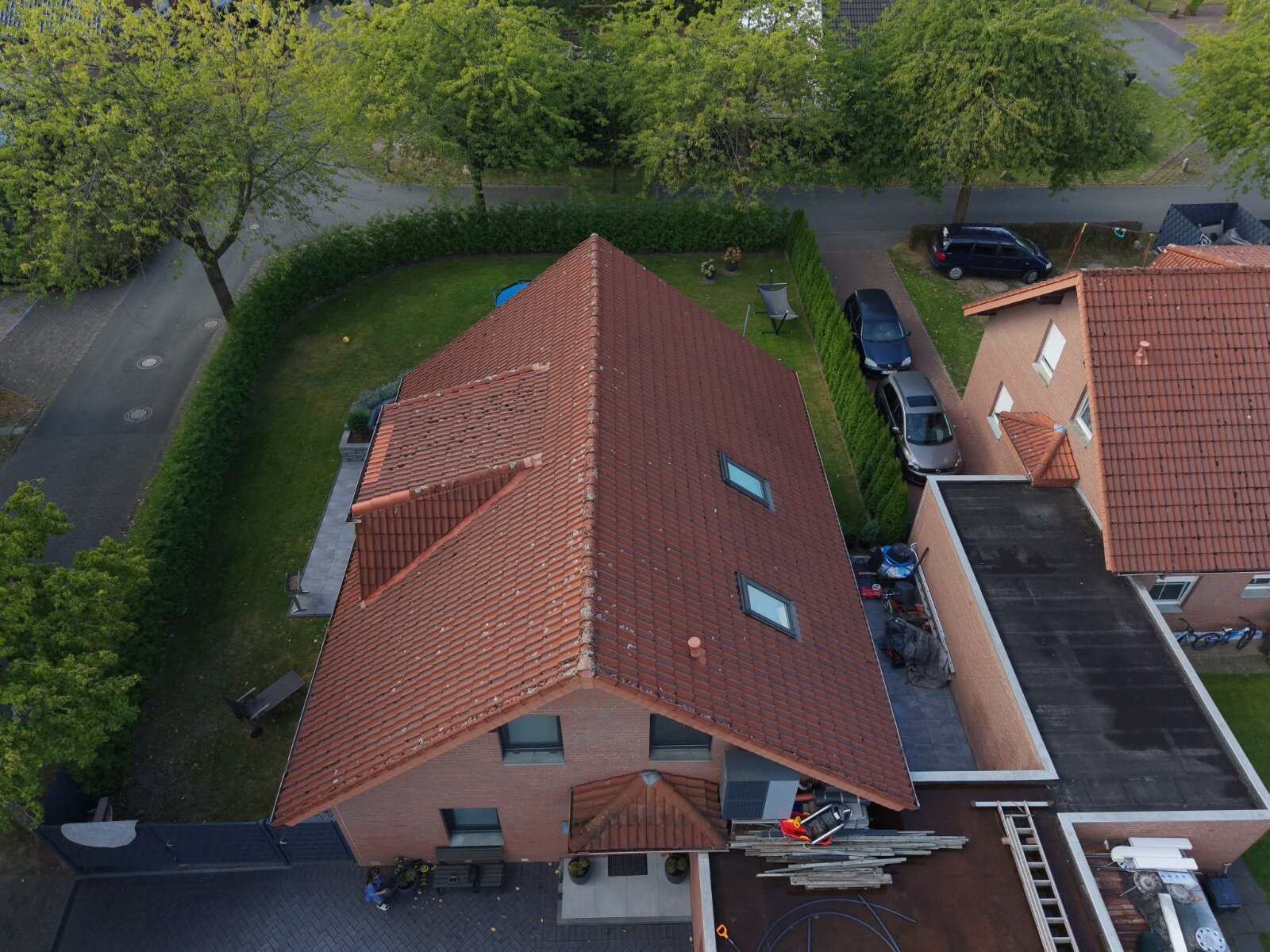 Dach des Altbaus vor der energetischen Dachsanierung, Aufnahme aus der Luft