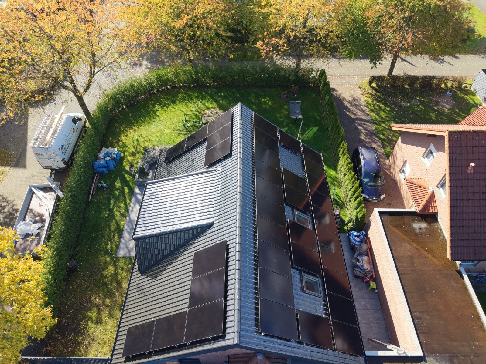 Saniertes Dach nach der energetischen Dachsanierung, Aufnahme aus der Luft