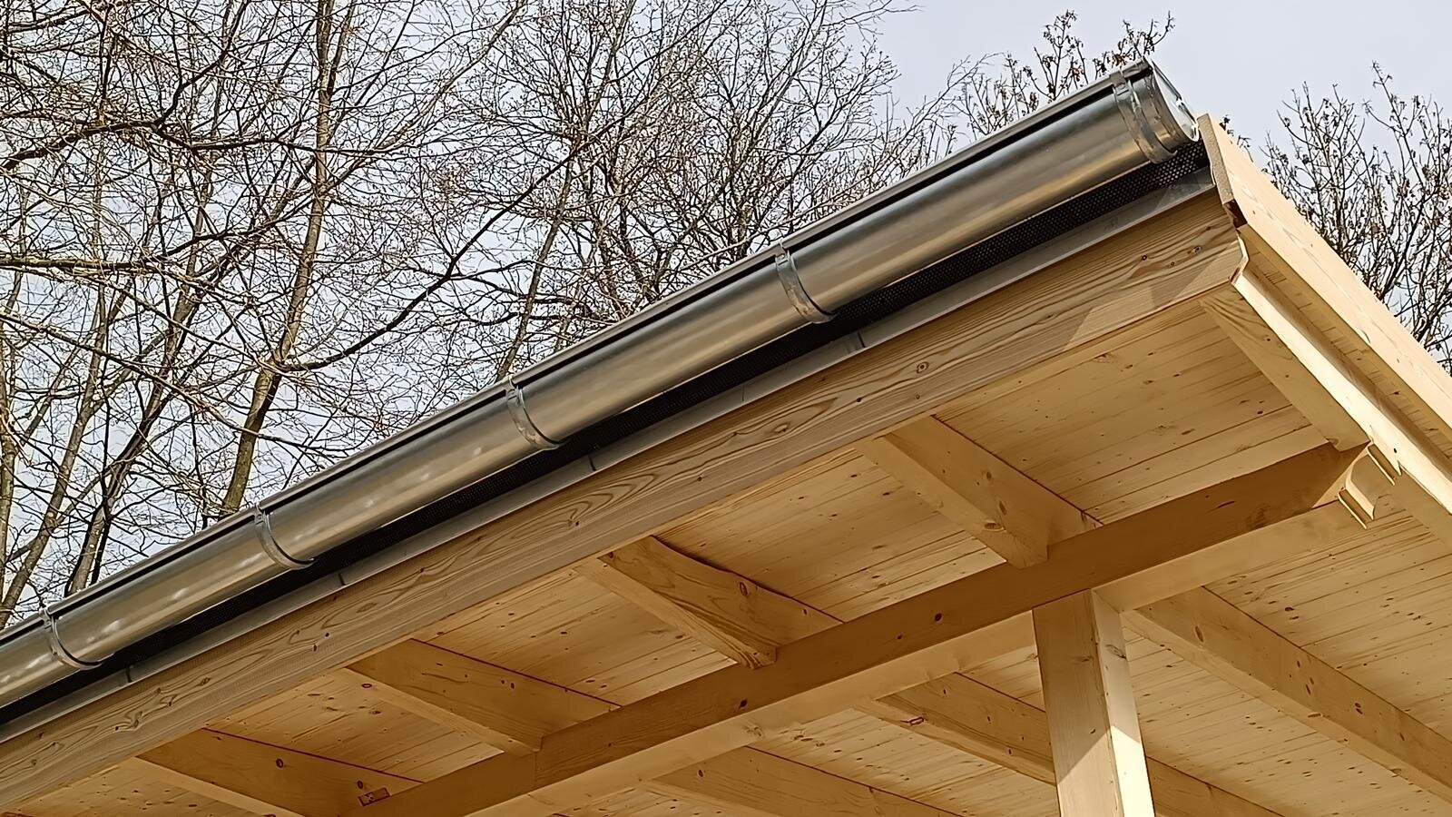 Untersicht eines hölzernen Carport-Dachs mit Regenrinne an der Dachkante