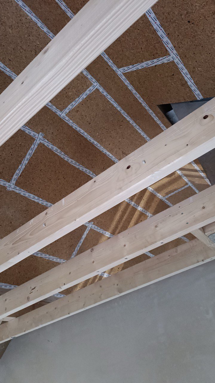 Blick von innen auf den Innenausbau: OSB-Platten und Dämmung mit abgeklebten Stößen