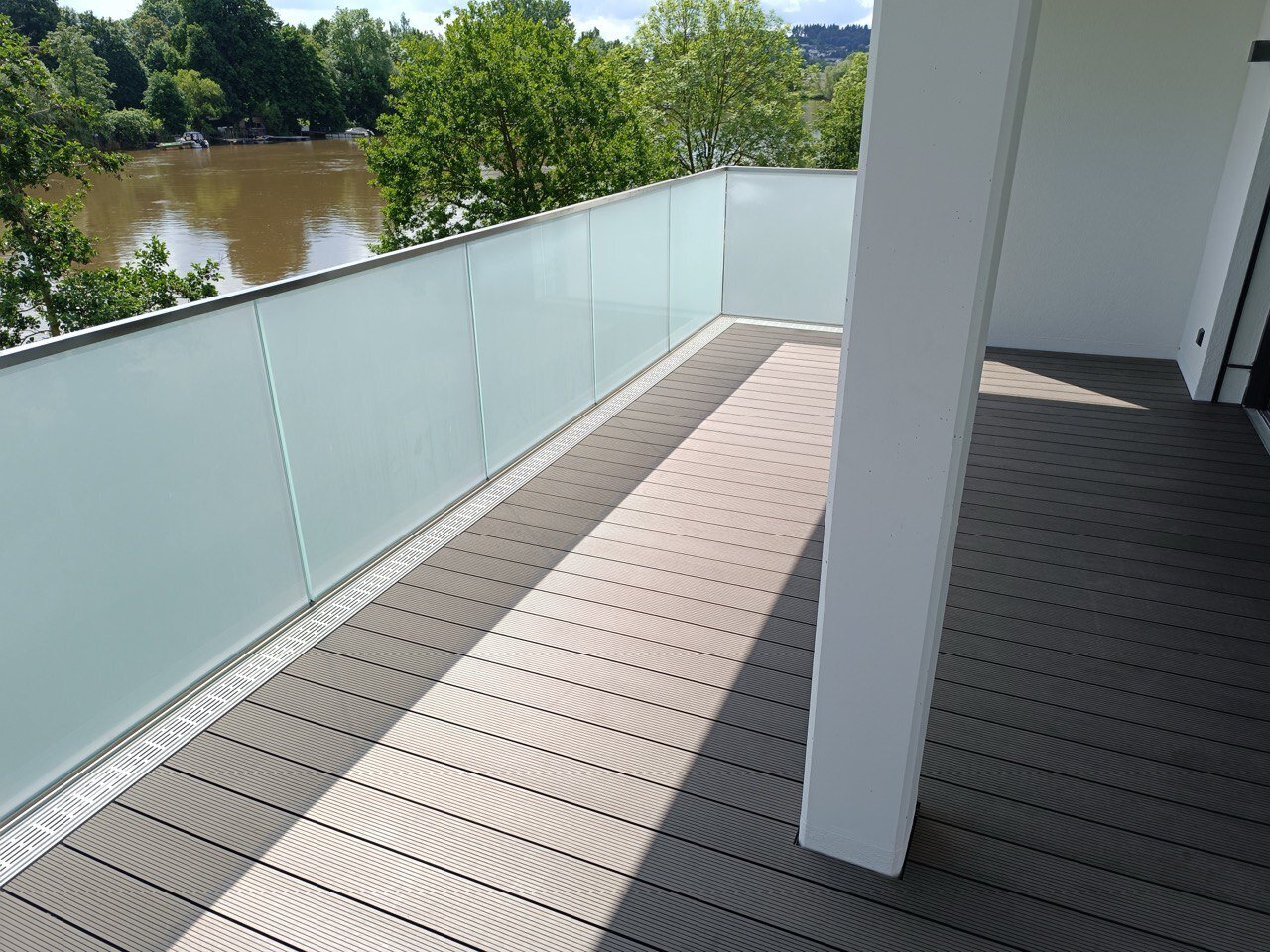 Dachterrasse mit WPC-Dielen auf hölzerner Unterkonstruktion